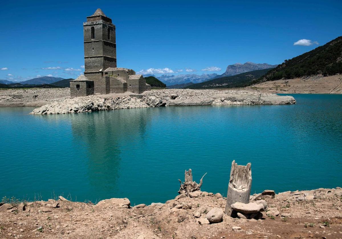 El pantano de Mediano, la sequía y la iglesia que (ya no) emerge de las aguas