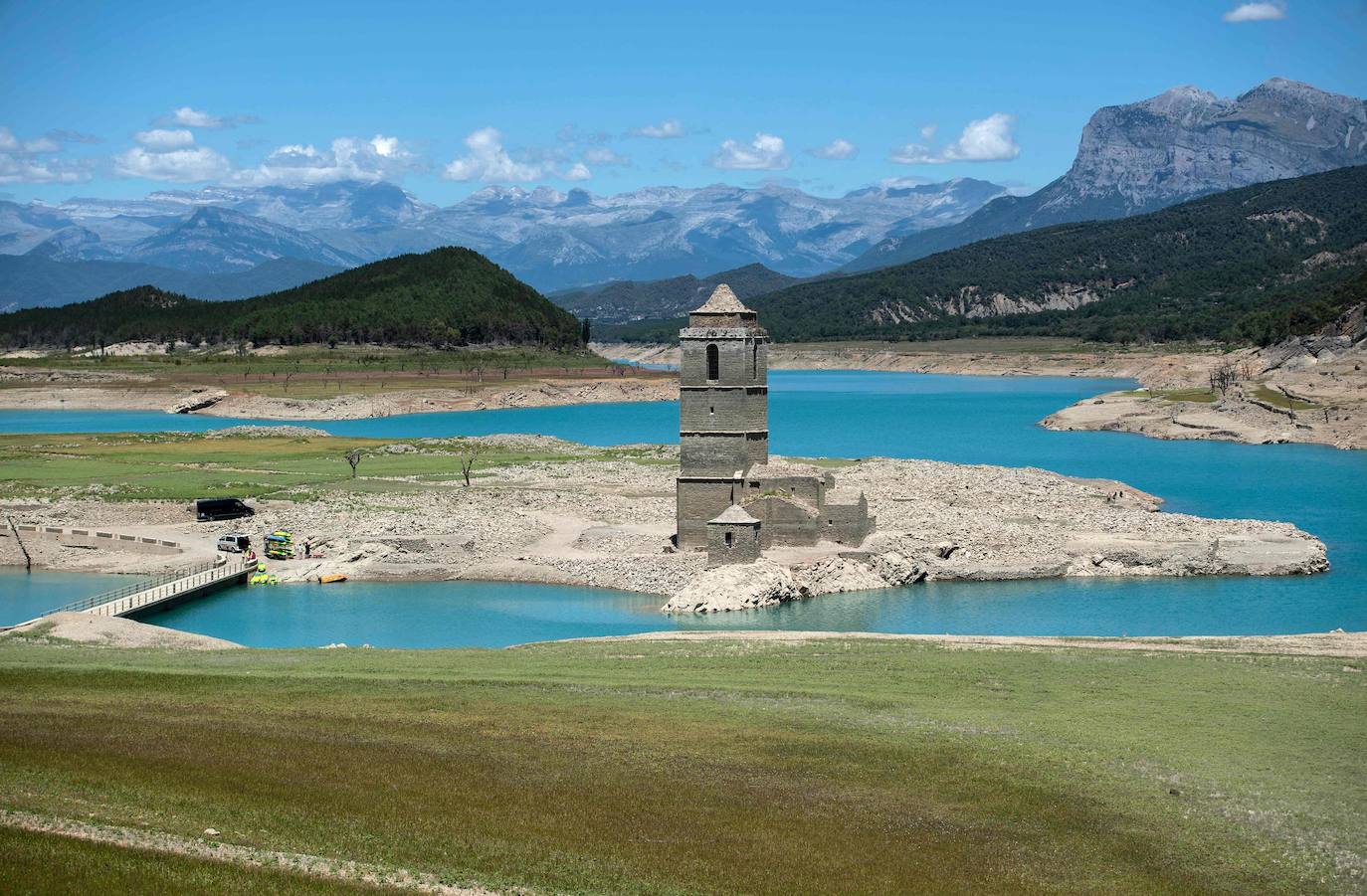 El pantano de Mediano, la sequía y la iglesia que (ya no) emerge de las aguas