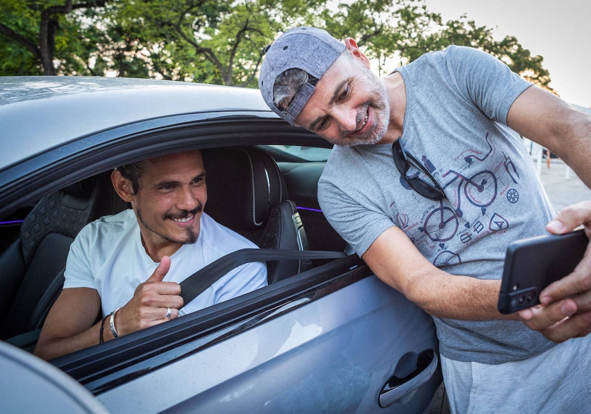 Edinson Cavani, este jueves a su salida de Paterna tras el entrenamiento del Valencia.