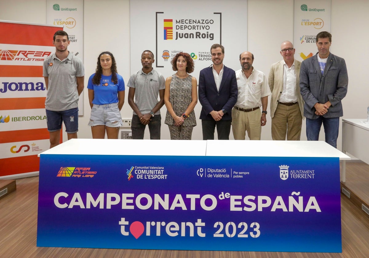 Los tres atletas junto a las instituciones en la presentación.