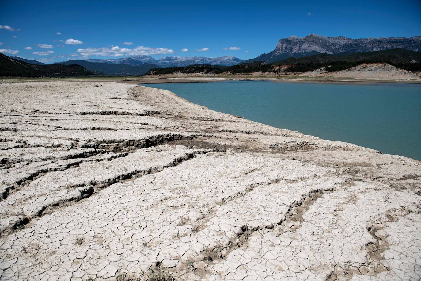 El pantano de Mediano, la sequía y la iglesia que (ya no) emerge de las aguas