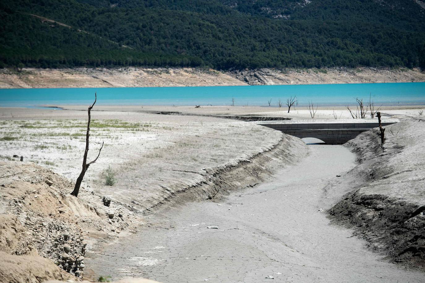 El pantano de Mediano, la sequía y la iglesia que (ya no) emerge de las aguas