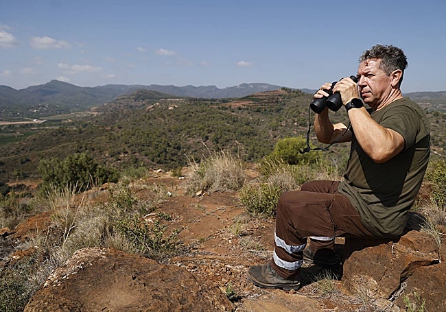 Un agente forestal realiza tareas de vigilancia en el monte.
