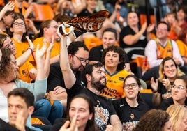 La afición, celebrando el título de Liga cosechado por el Valencia Basket femenino.