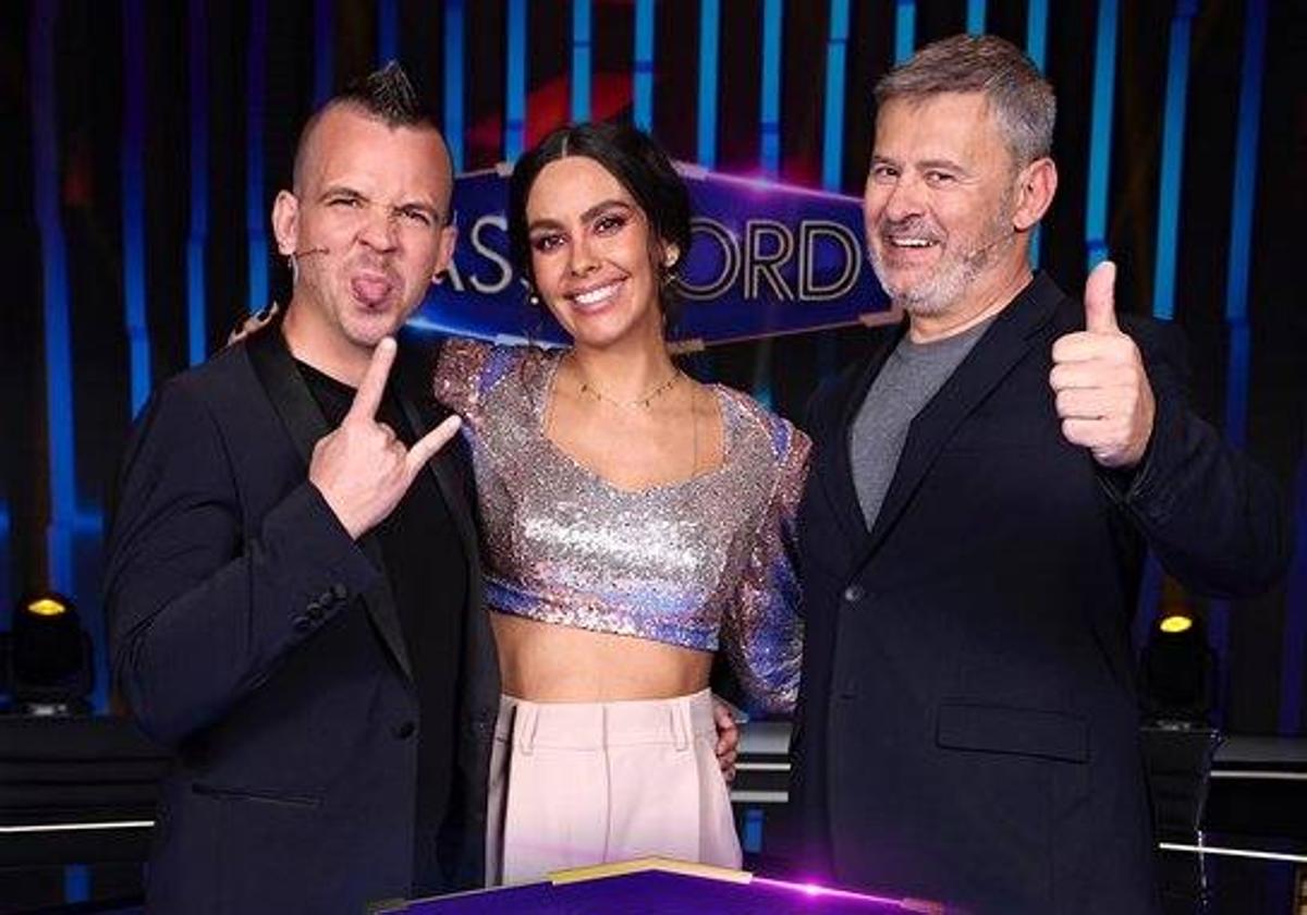 La presentadora, Cristina Pedroche, junto a los invitados del estreno, Dabiz Muñoz y Miki Nadal