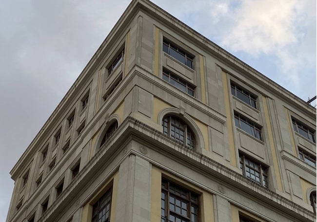 Edificio de Telefónica construido en 1926 en la esquina de la hoy plaza del Ayuntamiento con la calle Ribera.