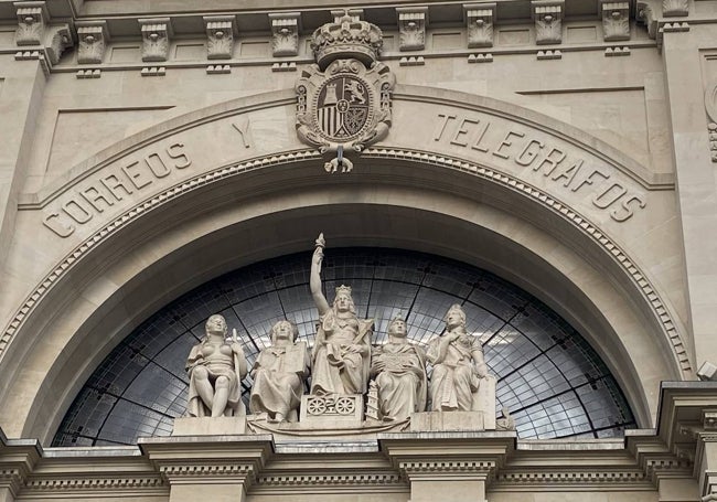 Esculturas alegóricas de la fachada del Palacio de las Comunicaciones.