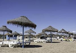 Hamacas en una playa de Valencia.