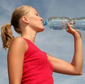 ¿Cuántos litros de agua debemos beber al día?