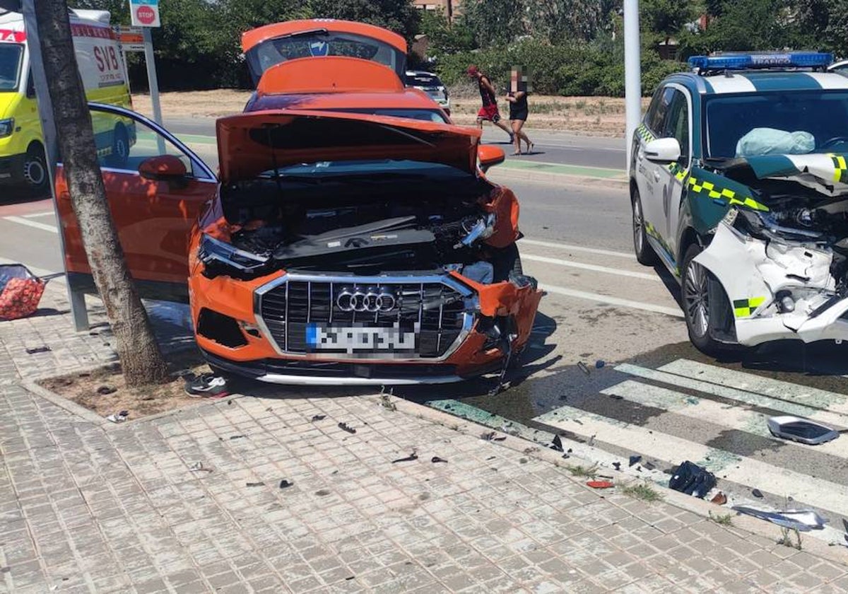 Ambos vehículos destrozados después de la colisión.