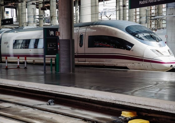 Un AVE estacionado en la estación de Atocha