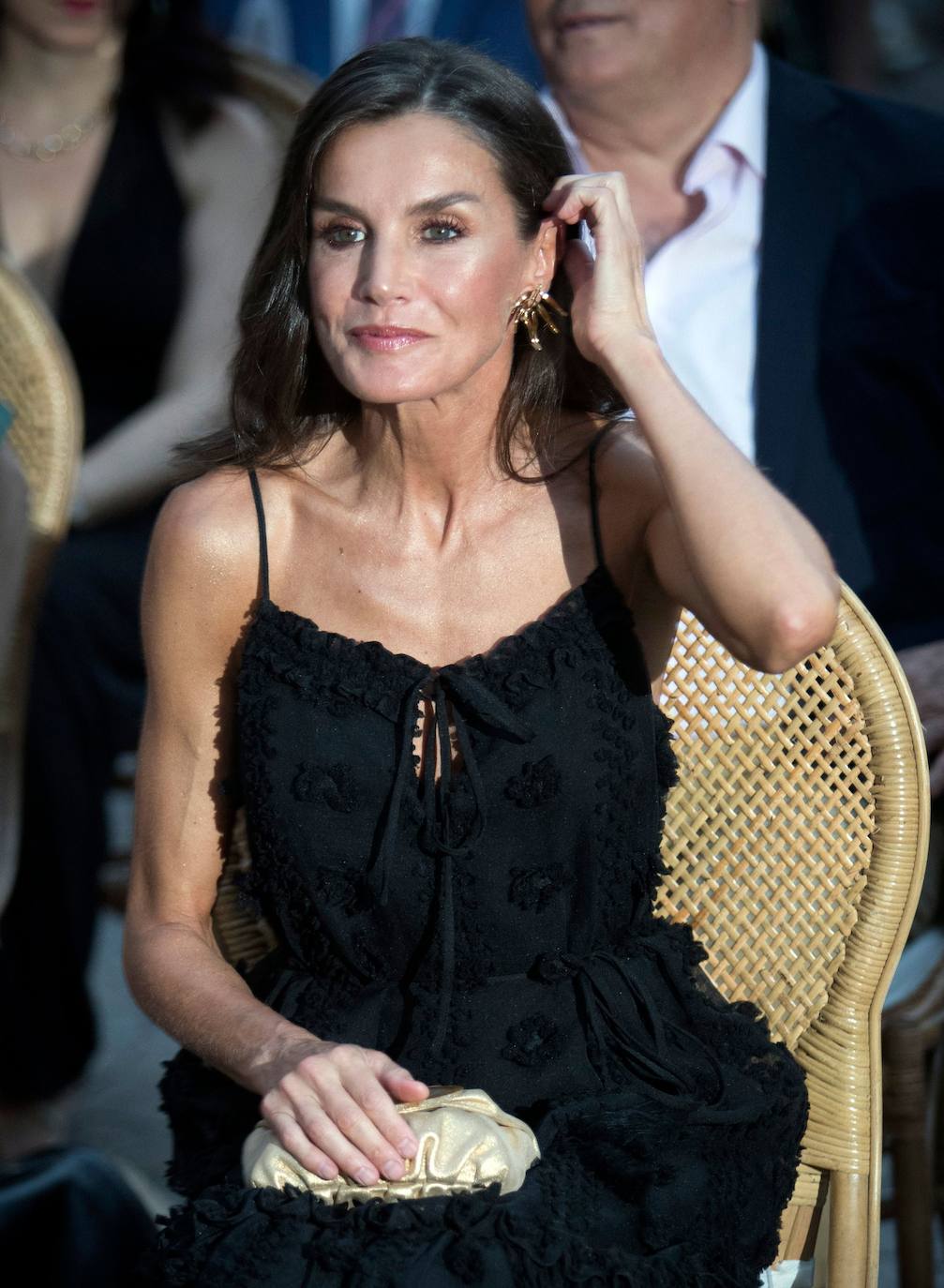 Letizia arranca su verano en Palma de Mallorca de negro y dorado