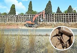 Un hueso humano entre los escombros del cementerio de Llíria.