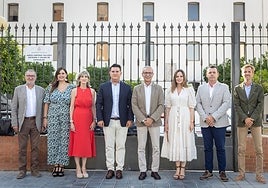 El concejal Santiago Ballester, en el centro, y José Luis Vaello (i), María Tomás, María Jesús Andrés, Nico Garcés. Beatriz Ramos, Alberto de Marco y Gabi Aranaz.