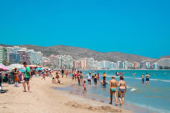 Turistas en las playas de Cullera.