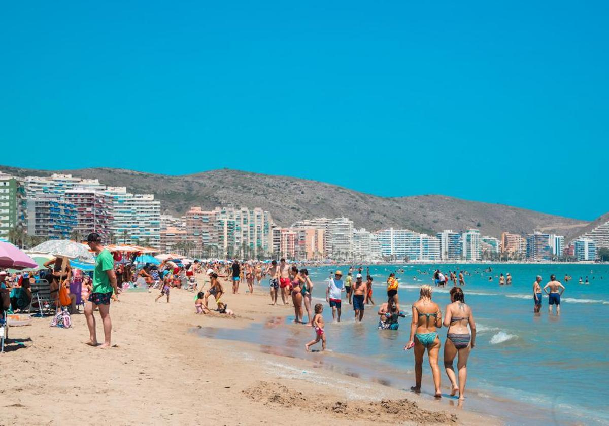 Turistas en las playas de Cullera.