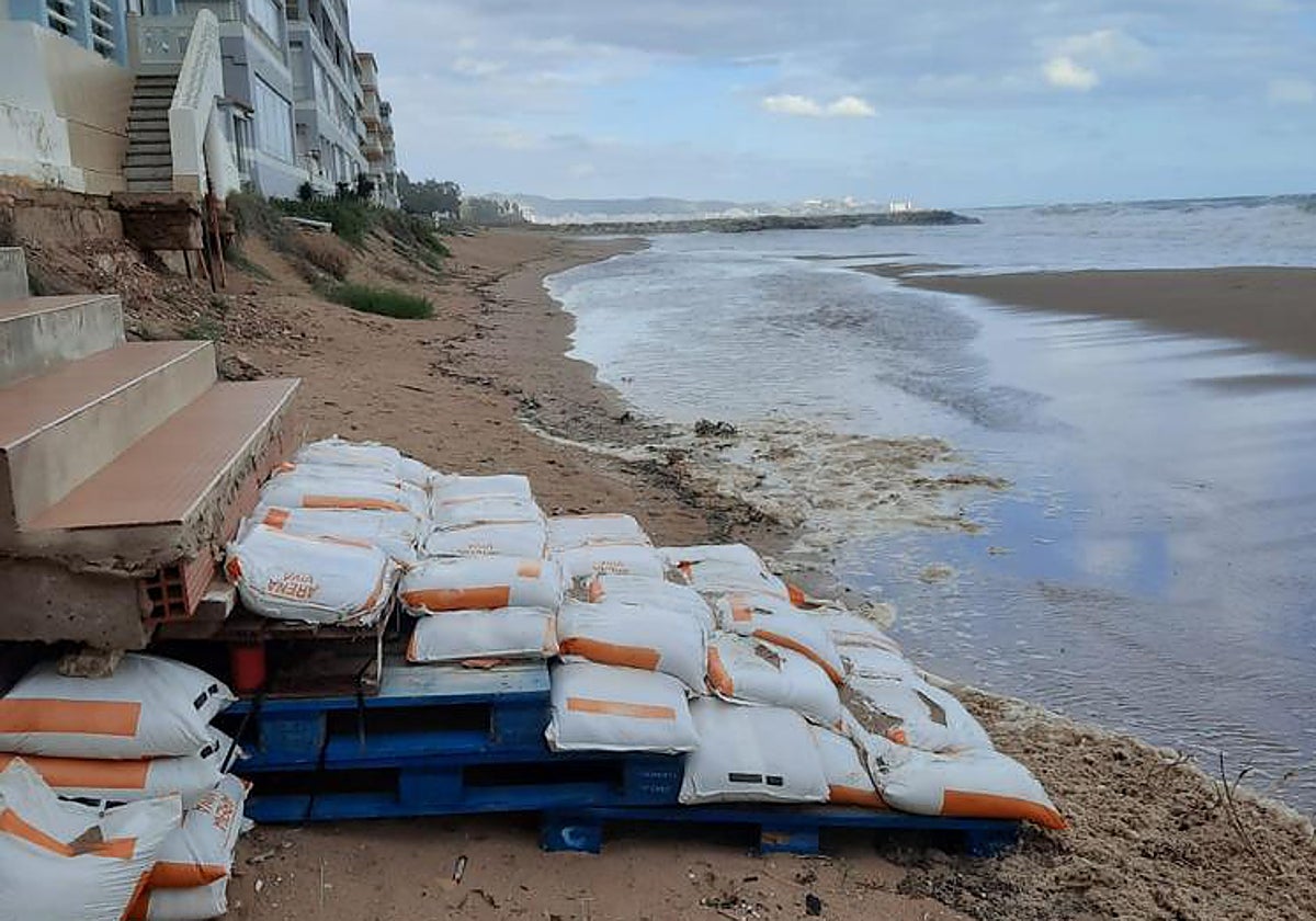 Estado de la playa de Tavernes tras los fuertes temporales.