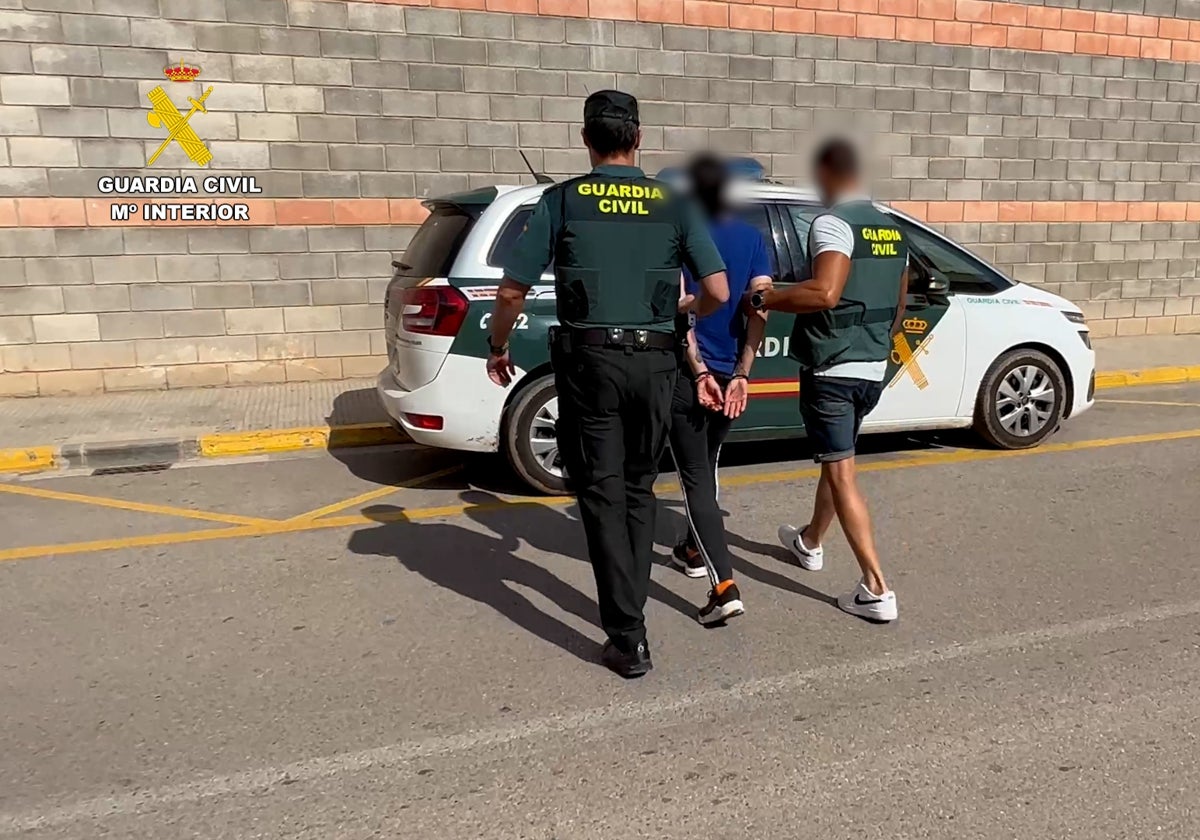 Detención de la Guardia Civil a uno de los implicados.