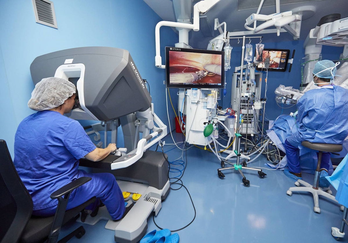 Profesionales sanitarios en el quirófano de un hospital valenciano.