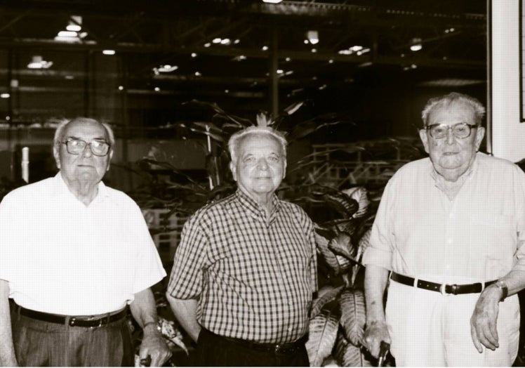 Imagen principal - La tercera generación de Chocolates Valor; Pedro López, con su padre, Pedro López Mayor; los Príncipes de Asturias durante su visita a la fábrica en 2006.