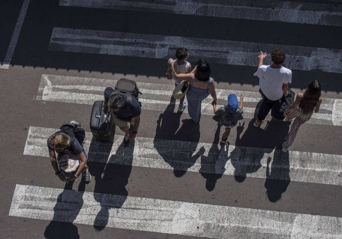 Un grupo de turistas cruza un paso para peatones.