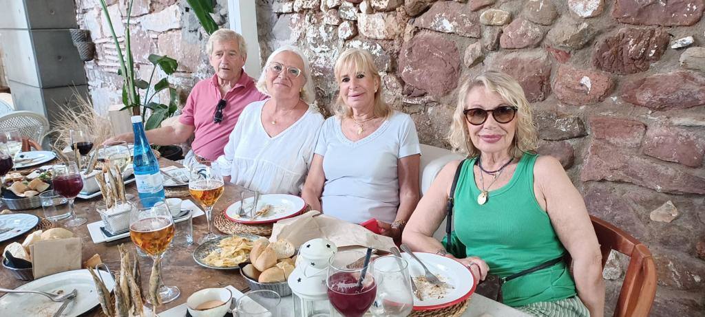 Mati Guerrero, en una comida con un grupo de amigos en Benicàssim, donde seis generaciones de su familia han veraneado.