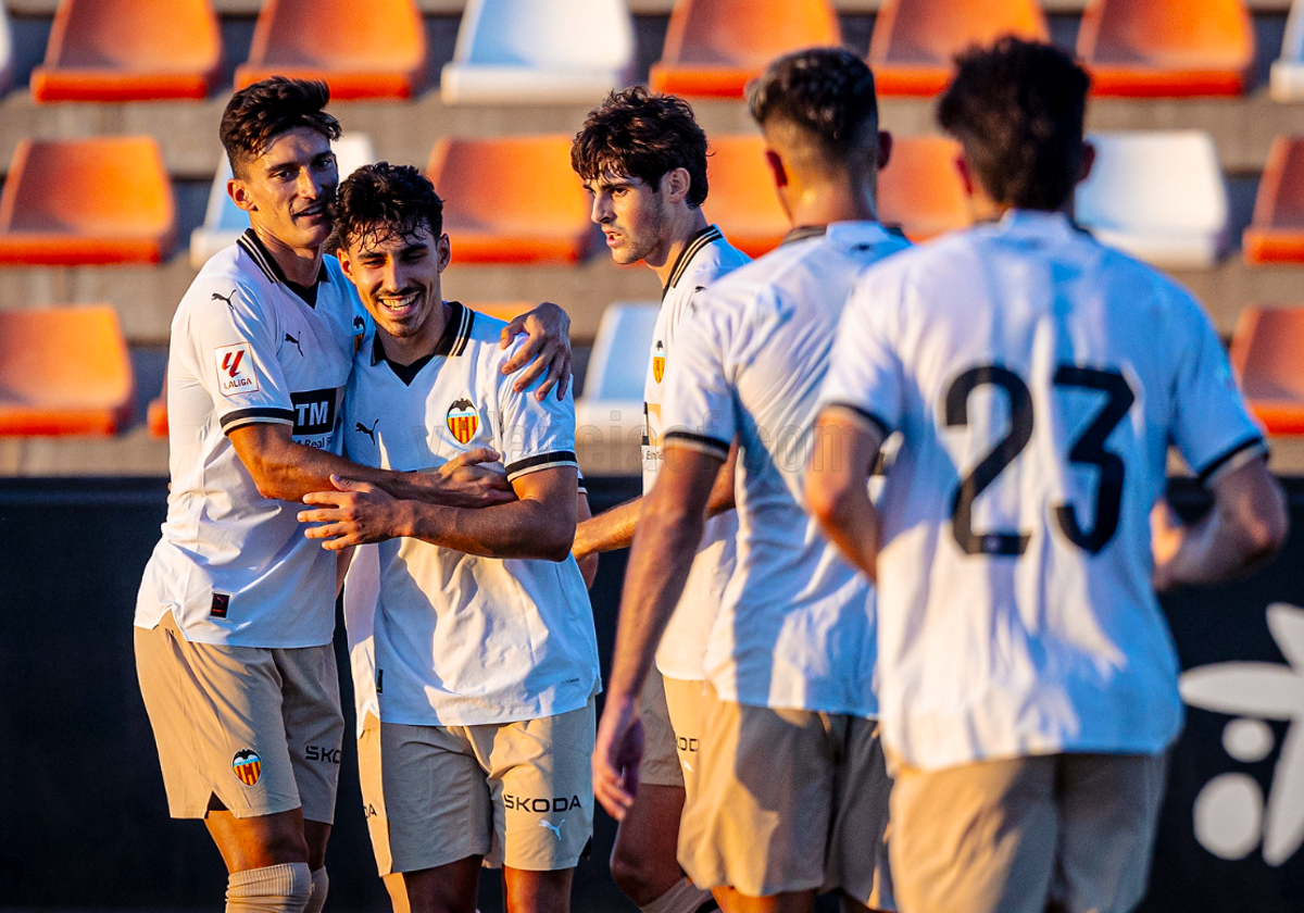 Almeida, celebrando su gol junto a Pepelu y Javi Guerra.