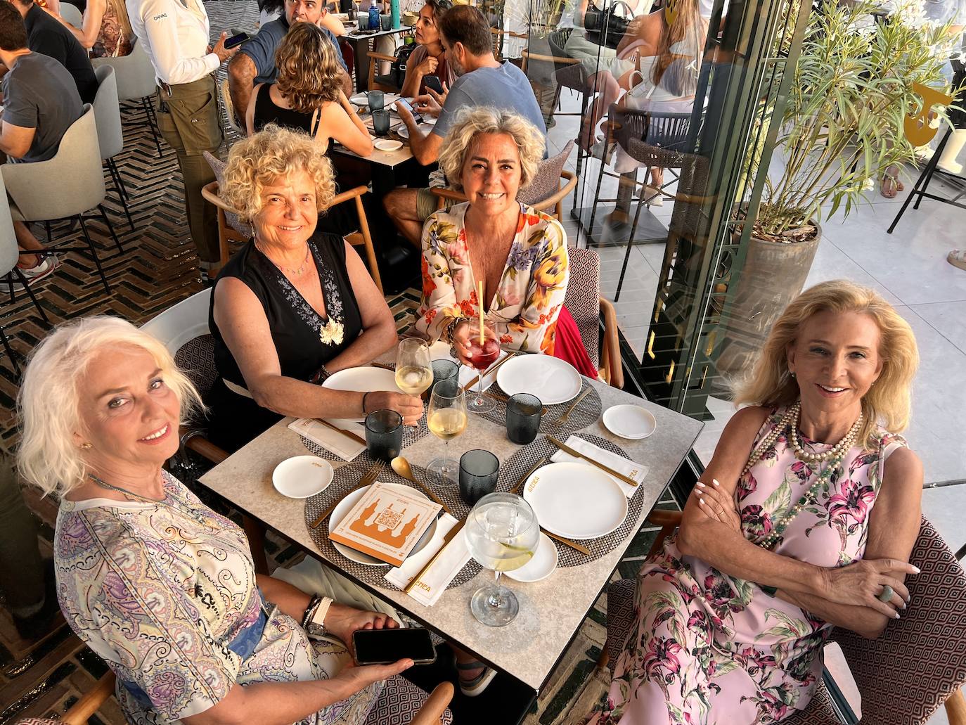 Hortensia Herrero, Amparo Andreu, Marta de Diego y Mayrén Beneyto en la terraza del Ateneo.