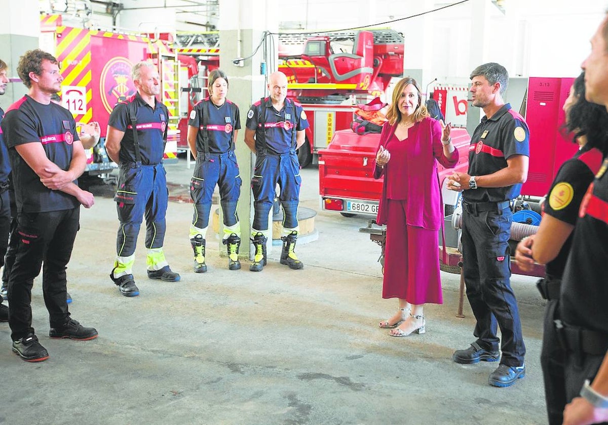 Visita de la alcaldesa Catalá al parque central de bomberos este miércoles por la mañana.