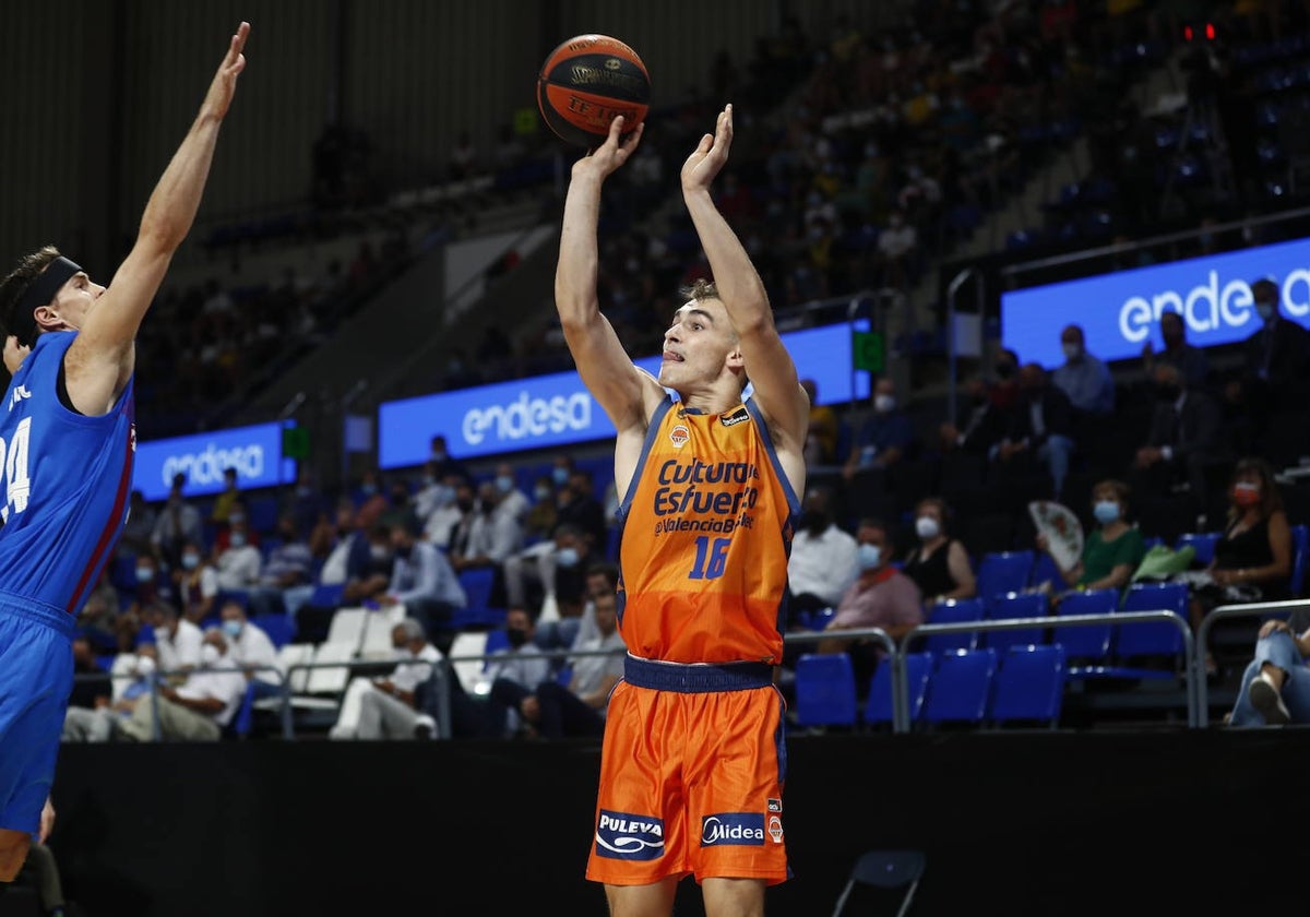 Millán Jiménez lanza durante un partido contra el Barcelona.