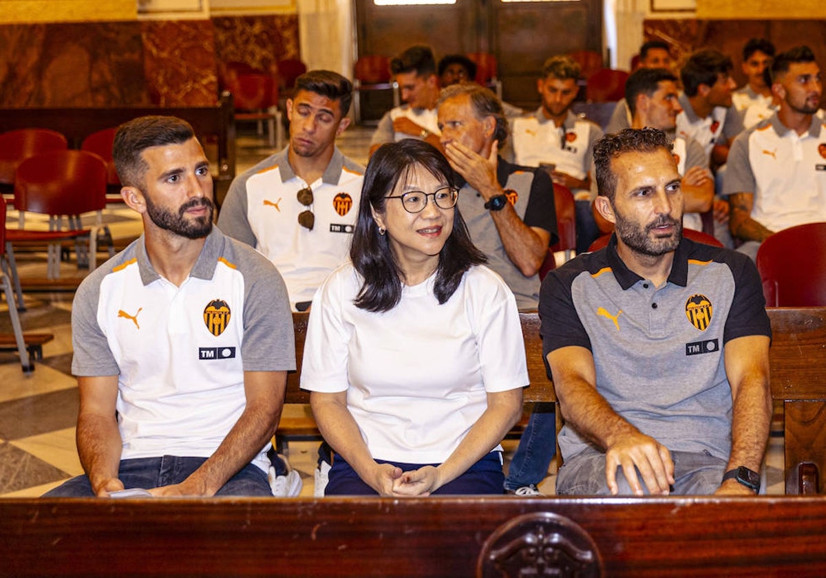 La presidenta del Valencia, Layhoon Chan, entre Gayà y Baraja.