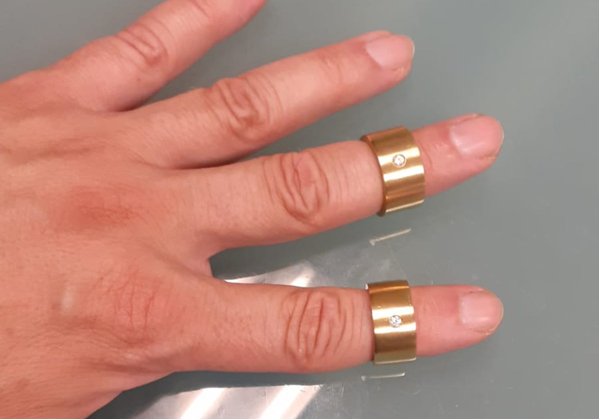 Dos de los anillos de oro falsos que han circulado por alguna tienda en Valencia.