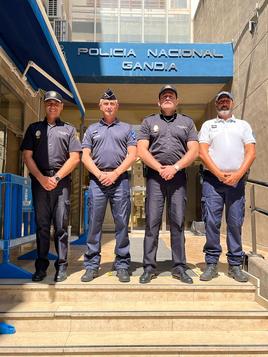 Policías franceses junto a compañeros de la Policía Nacional de Gandia.