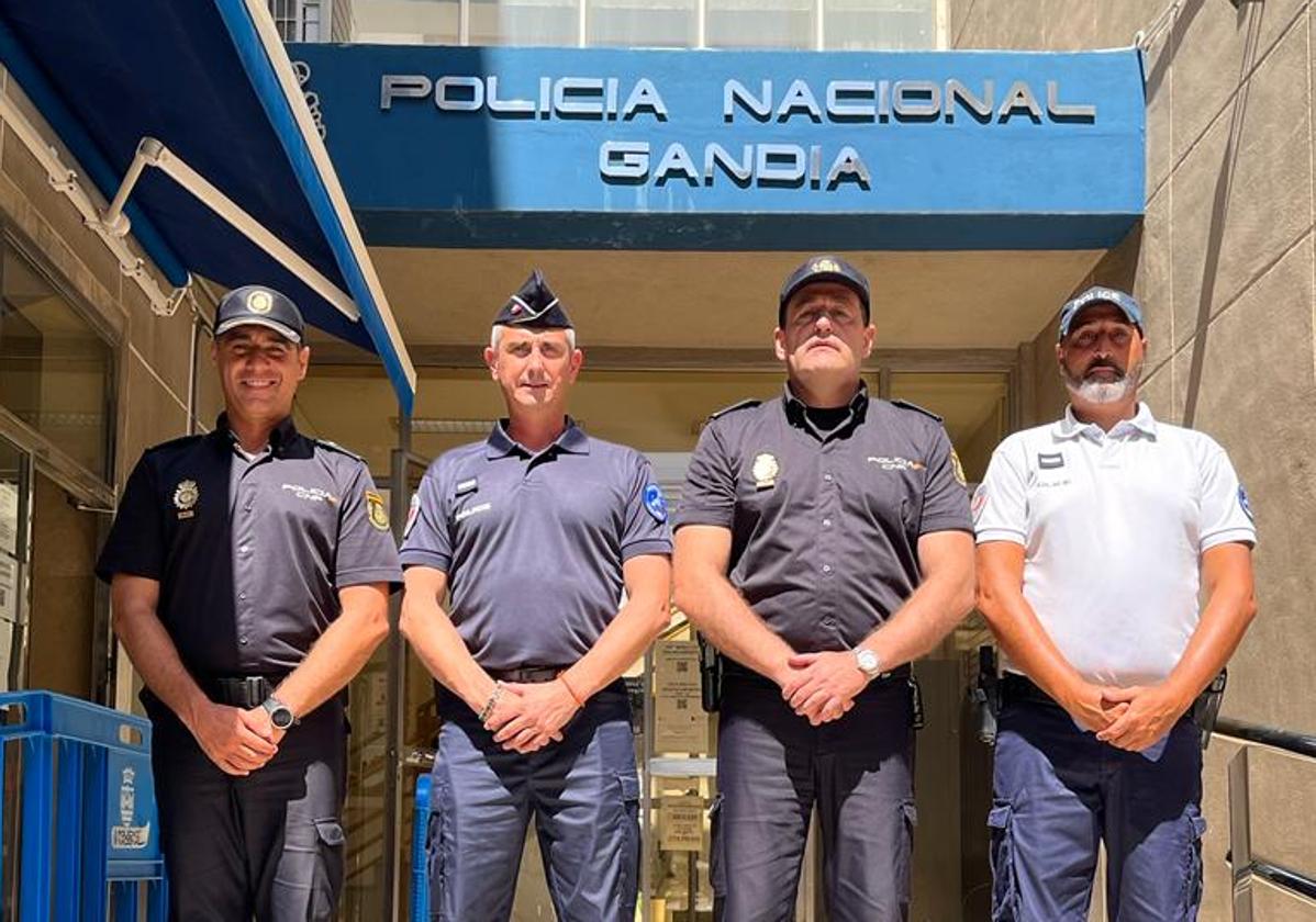 Policías franceses junto a compañeros de la Policía Nacional de Gandia.