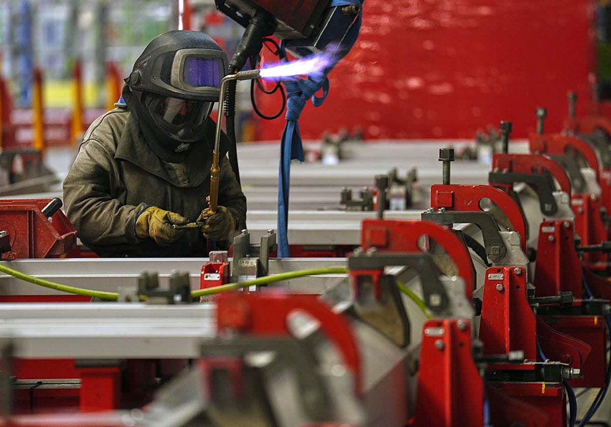 Un trabajador en la factoría de la multinacional francesa Alstom