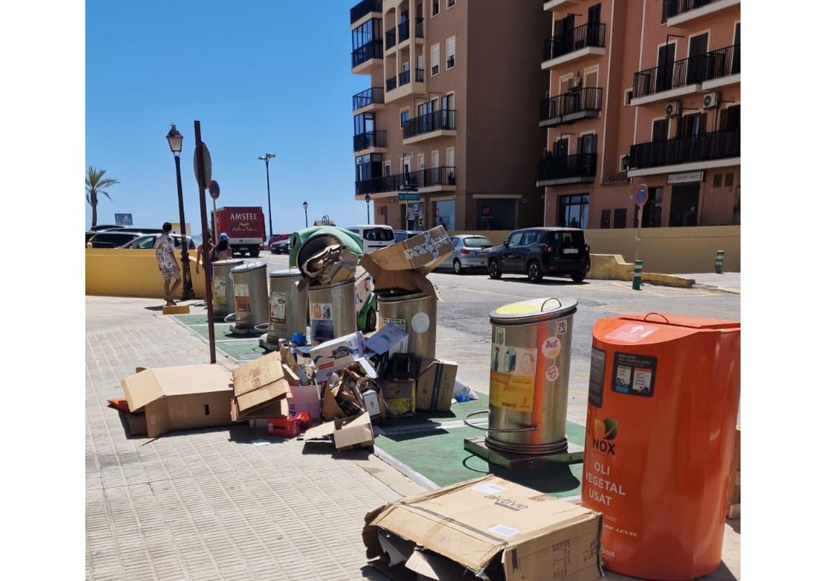 La basura se amontona en Port Saplaya.