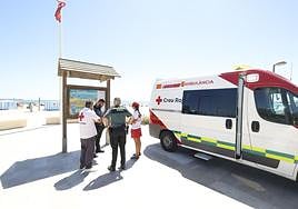 Cruz Roja y Guardia Civil en la playa de Pinedo.