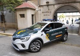 Un coche de la Guardia Civil sale de la comandancia en una imagen de archivo.