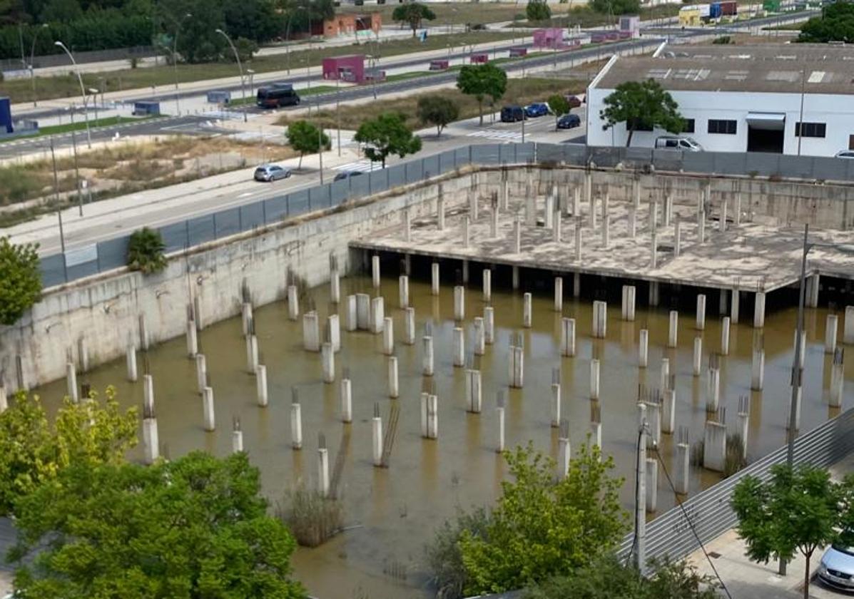 Cimientos repletos de agua en la zona de Tulell.