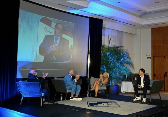 Un momento de la celebración con la foto de Benito Caudeli , fundador de la empresa, al fondo