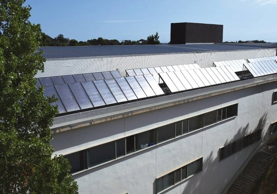 Paneles solares instaldos en el Hospital de Dénia.