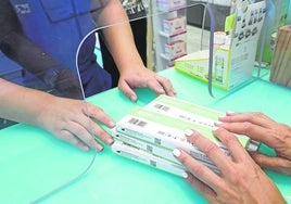 Venta de varios test de detección Covid en una farmacia valenciana.