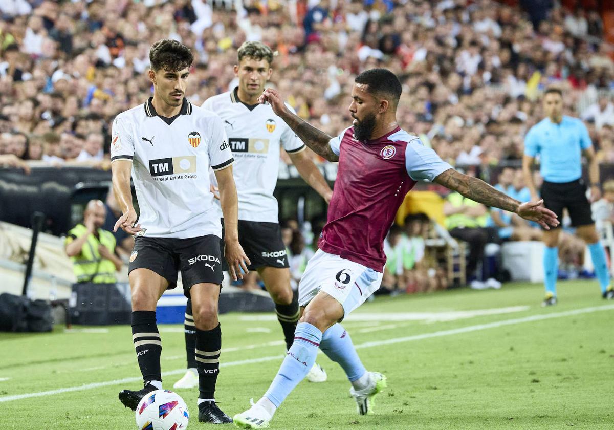 André Almeida, durante el partido ante el Aston Villa.