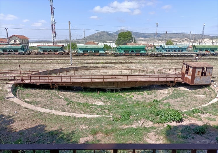 Imagen principal - La vieja placa -data de 1914- que servía para cambiar manualmente el sentido de las locomotoras. H. E.