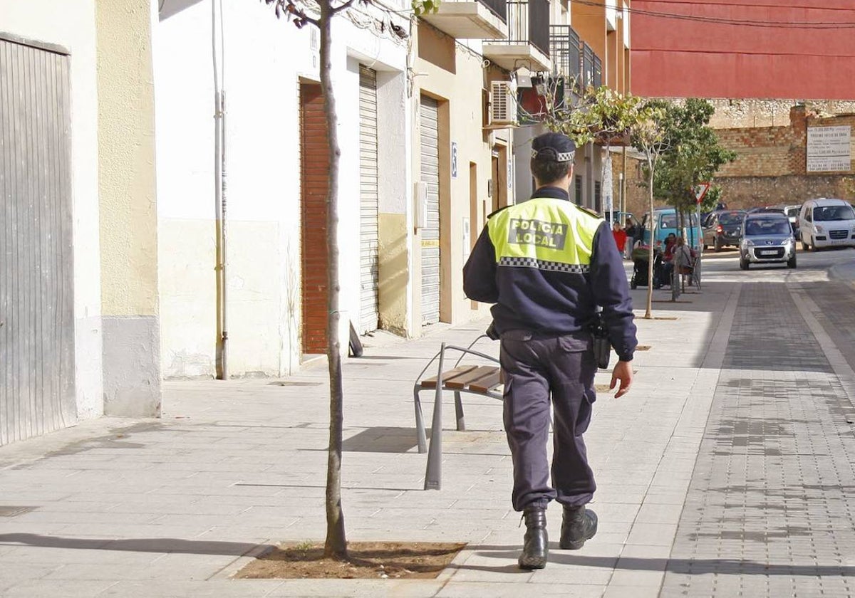 Un policía local en Torrent.