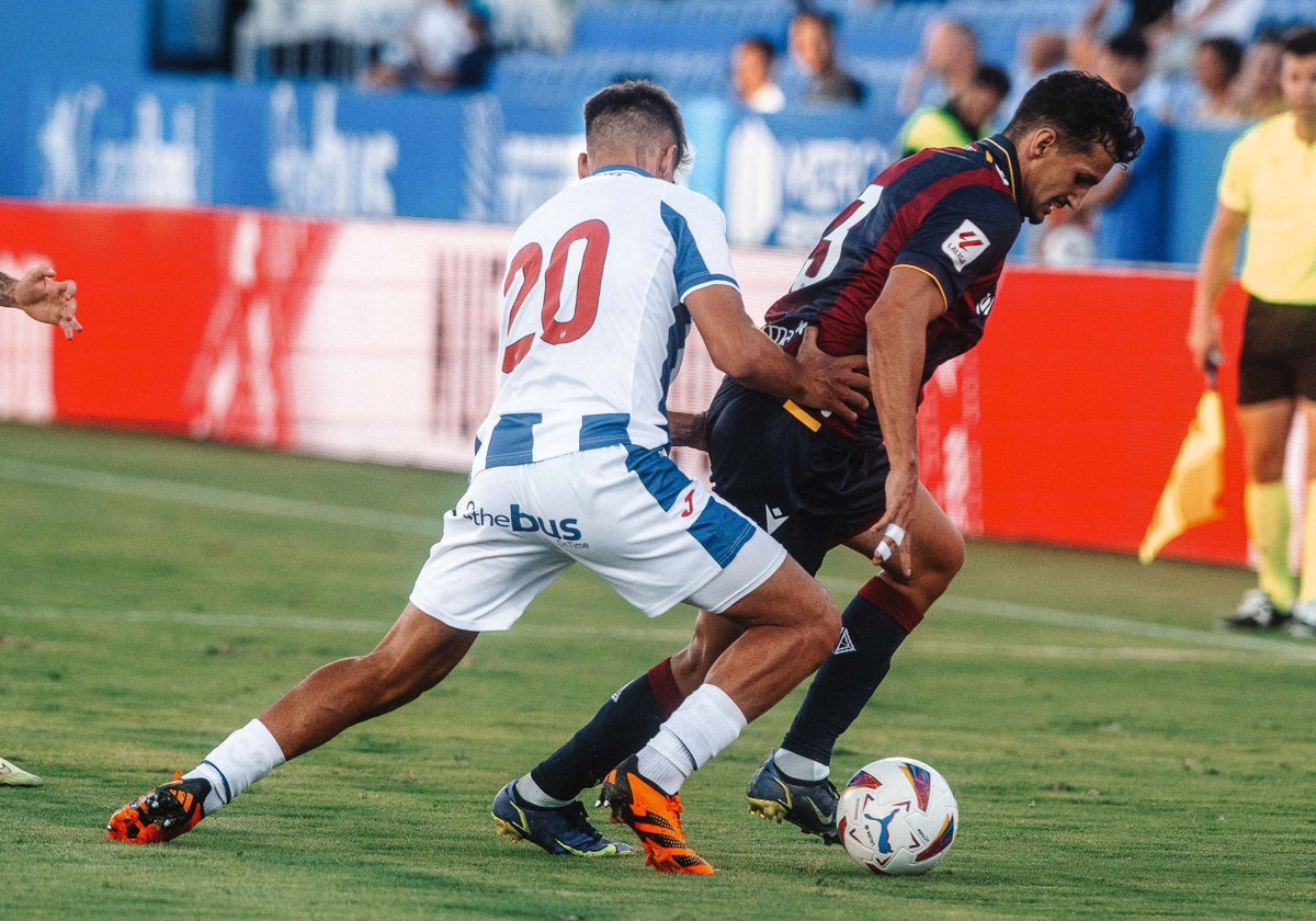 Álex Muñoz intentando zafarse de Undabarrena, centrocampista del Leganés.