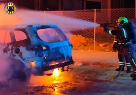 Coche incendiado en Catarroja.