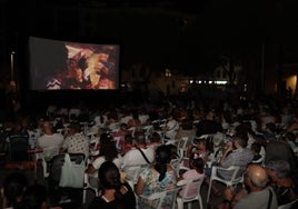 Cinema a la Plaça.