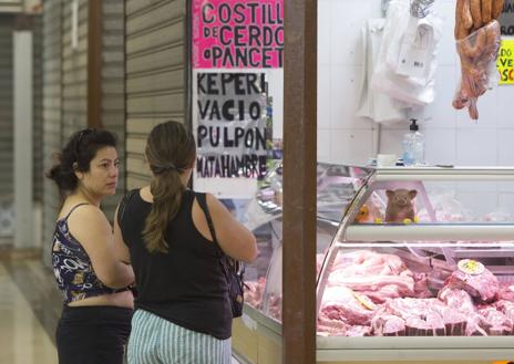 Imagen secundaria 1 - Mercado de Torrefiel: «Sin el público latino, estaríamos cerrados»