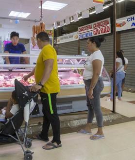 Imagen secundaria 2 - Mercado de Torrefiel: «Sin el público latino, estaríamos cerrados»